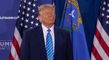 Експрезидент США Дональд Трамп фарбує волосся, переконані експерти з іміджу. Гамма кольорів достатньо широка... Фото EPA.