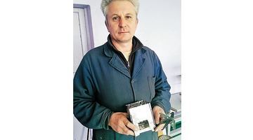 Сергій Марущенко розробив диво-пічку, яка важить всього 150 грамів і поміщається у кишені. Фото – “Урядовий кур’єр»
