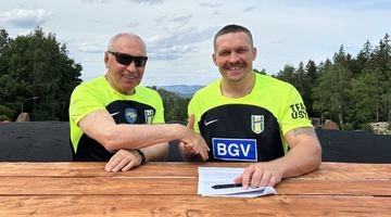 Боксер Усик підписав контракт про "футбольну співпрацю". Фото з мережі