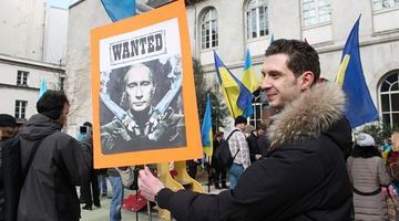 Українці у Парижі пройшли ходою проти російської агресії