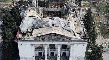Зруйнований рф драматичний театр у Маріуполі. Фото із сайту Укрінформ