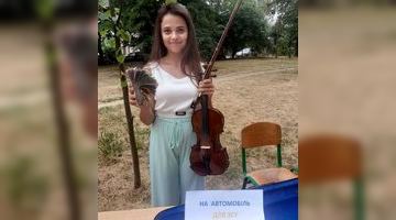 Грала на скрипці: школярка зібрала понад 10 тисяч гривень для ЗСУ