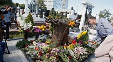 На могилі Богдана Ступки встановили пам'ятник