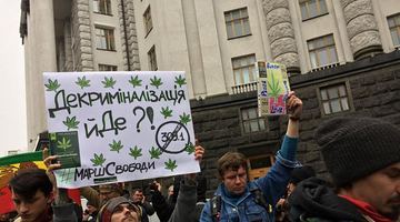 У Києві під Кабміном мітингували за легалізацію марихуани