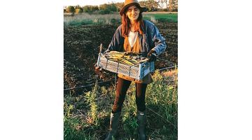 Олена Панчук уже не один рік збирає врожай аспарагусу. Фото з архіву Олени та Сергія Панчуків.
