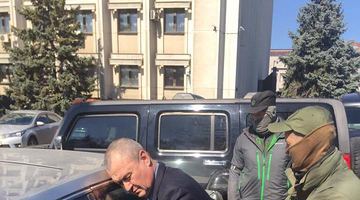 ЗМІ: "В Одесі СБУ затримала чиновника прямо біля будівлі держадміністрації"