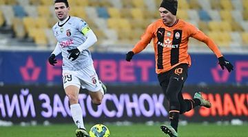 Кращим гравцем УПЛ у 2023 році став півзахисник «Шахтаря» Георгій Судаков (праворуч). Фото shakhtar.com