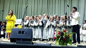 завершальним акордом на гала-концерті звучала пісня «Моя Україно» у виконанні Наталії Кудряшової (зліва), Гурбана Аббасова та усіх учасників фестивалю. Фото автора