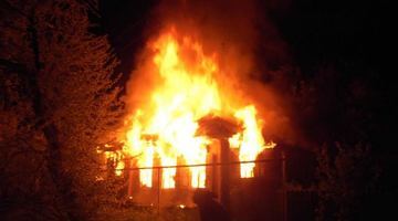 Терористи поцілили в будинок у Станиці Луганській, дім згорів ущент