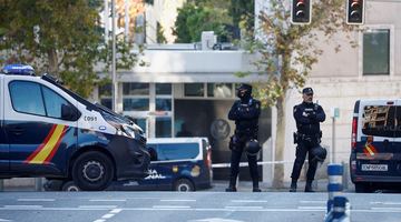 Офіцери поліції стоять біля посольства США в Мадриді. Фото: reuters