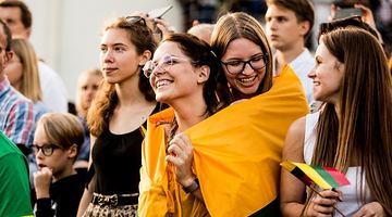 За даними World Happiness Report, найщасливіша у світі молодь живе у небагатій за європейськими мірками Литві, яка активно допомагає Україні. Фото lithuania.lt