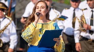 Ольга була ведучою під час святкування у Львові Дня Незалежності (біля пам'ятника Тарасу Шевченку). Фото з архіву Ольги Швед