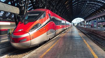 На маршруті Неаполь-Мілан залізнична компанія Trenitalia використовує швидкісні поїзди Frecciarossa ("Червона стріла"). Фото еuropebyrail.eu.