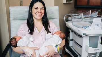 Келсі Гетчер тримає своїх новонароджених донечок, Роксі й Рібел. Фото University of Alabama at Birmingham.