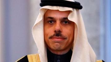 На фото принц Фейсал бін Фархан аль Сауд