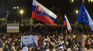 На опозиційному мітингу в Братиславі майоріли прапори Словаччини та Європейського Союзу. Фото АР.