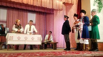 Сцена із вистави “Сватання на Гончарівці”, в якій разом із бережанськими аматорами, грають і харківські. Фото Лариси Васютенко