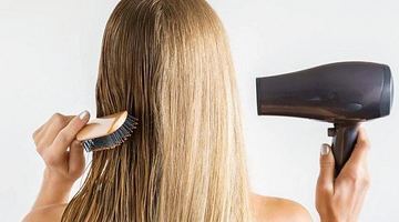 Розчісування волосся, коли воно ще мо­кре, може завдати великої шкоди