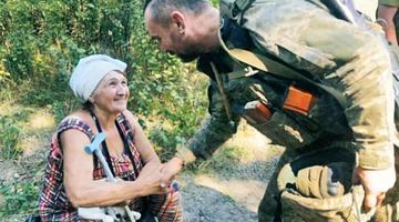 Український воїн вітає жительку визволеного села Роботиного.