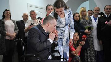 Важкопоранений боєць АТО Олександр Дарморос одружився в київському військовому госпіталі