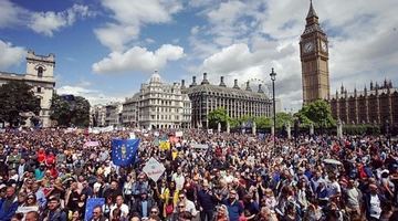 В Лондоні тисячі людей вийшли на вулиці, щоб “зупинити Brexit"
