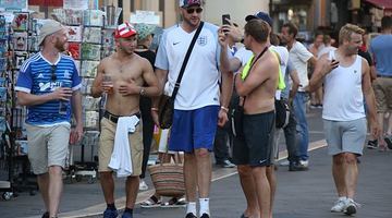Як Ф'юрі купує випивку та розважається з фанатами на Євро-2016