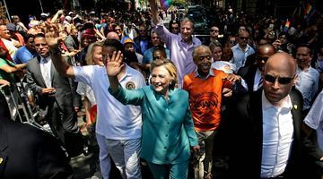 Клінтон взяла участь у ЛГБТ-марші в Нью-Йорку