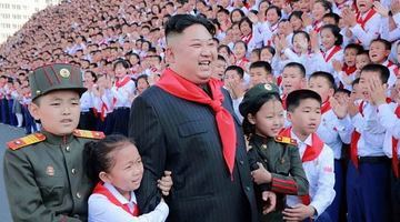 Лідер КНДР Кім Чен Ин із учасниками 8-го конгресу Корейського дитячого союзу. Схоже, диктатор не впевнений, що всі північнокорейські діти зможуть чинити належний опір «антисоціалістичним проявам»... Фото Reuters