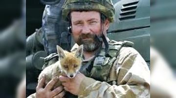 Ця лисичка так призвичаїлася до українського воїна, що іншого захисту їй і не треба. Фото із соцмереж