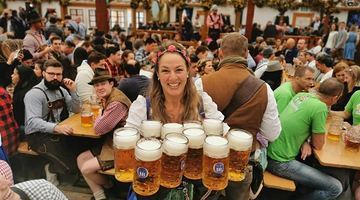 До "напівзаходів" на "Октоберфесті" не звикли: пиво п'ють традиційними для фестивалю в Мюнхені літровими кухлями. Фото oktoberfesttours.travel.