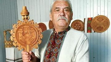 Володимир Ворончак уже не одне десятиліття займається обробкою деревини. Фото Буковинського центру культури та мистецтва