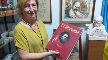 Галина Фесюк демонструє «Кобзар», вага якого 7 кілограмів. Фото автора