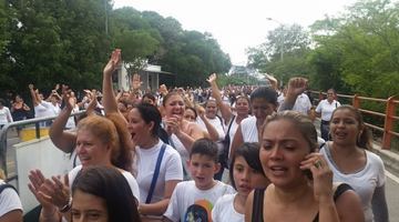 У Венесуелі сотні жінок прорвали кордон з Колумбією у пошуках продуктів