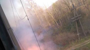 На Львівщині через спалювання трави зупинилися потяги