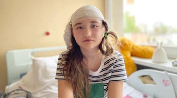 Дванадцятирічна Юстина після опеарції. Фото Першого медичного об'єднання Львова