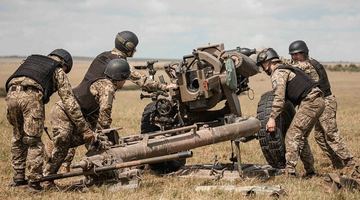 Інструктори з Британії та Нової Зеландії навчають артилеристів ЗСУ (ФОТО)
