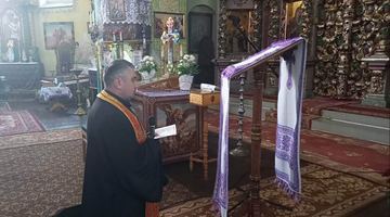 Отець Віталій Іващук щодня у вербівській церкві молиться за дощ. Фото Віталія Дмитріва.