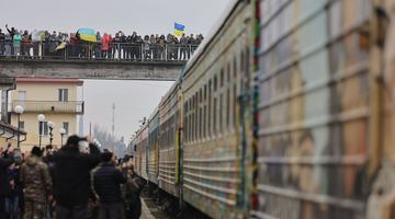 Херсонці зустрічають потяг із Києва. Фото Суспільне Херсон