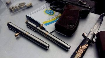 Поліцейські вилучили в жителя Львова "стріляючі ручки" і пістолет