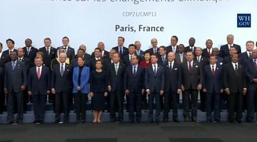 Світові лідери у Парижі вирішили сфотографуватись без Путіна