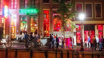 Міська влада Амстердама обіцяє скоротити час роботи популярних серед туристів закладів у Кварталі червоних ліхтарів. Фото Tripadvisor.