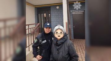 Бабуся і поліція. Фото: Патрульна поліція Львівської області