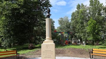 Відреставрований пам'ятник-погруддя Адаму Міцкевичу.