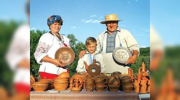 Виготовляти гончарні вироби допомагає батькам син Сашко. Фото з архіву Погонців.