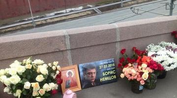 На мосту, де вбили Нємцова, відновили меморіал