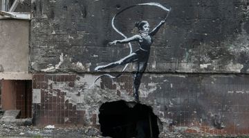 Мурал Бенксі із зображенням гімнастки на стіні пошкодженого будинку в Ірпені. Фото: CNN