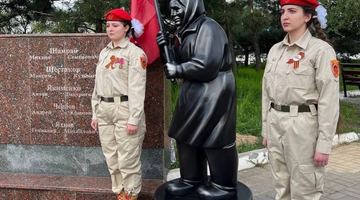 У Маріуполі делегація з москви відкрила пам’ятник бабці з прапором комунізму