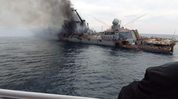 У мережі опублікували, ймовірно, перші фото крейсера "москва" у вогні