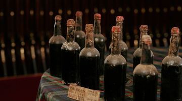 Найстаріші на планеті пляшки шотландського віскі. Витримка нівроку - близько 200 років! Фото Whisky Auctioneer.
