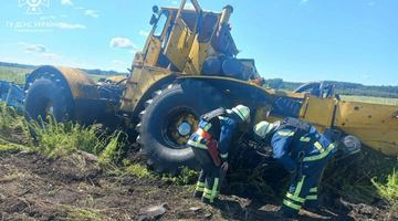 Наслідки підриву трактора на міні. Фото ГУ ДСНС України